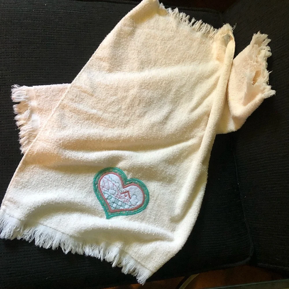 7468 VTG Embroidered Heart Hand Towels Set 2 Fringe Cream Pink Green Made USA